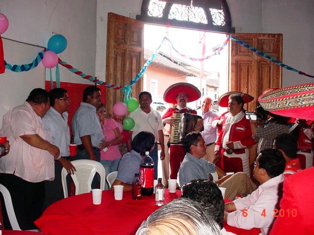 Los charros cantaron rancheras a Otto